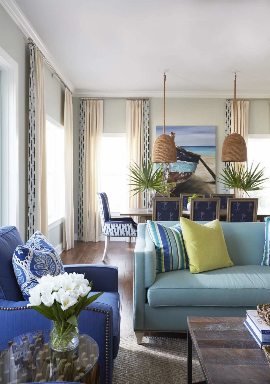Гостиная с бирюзовым диваном