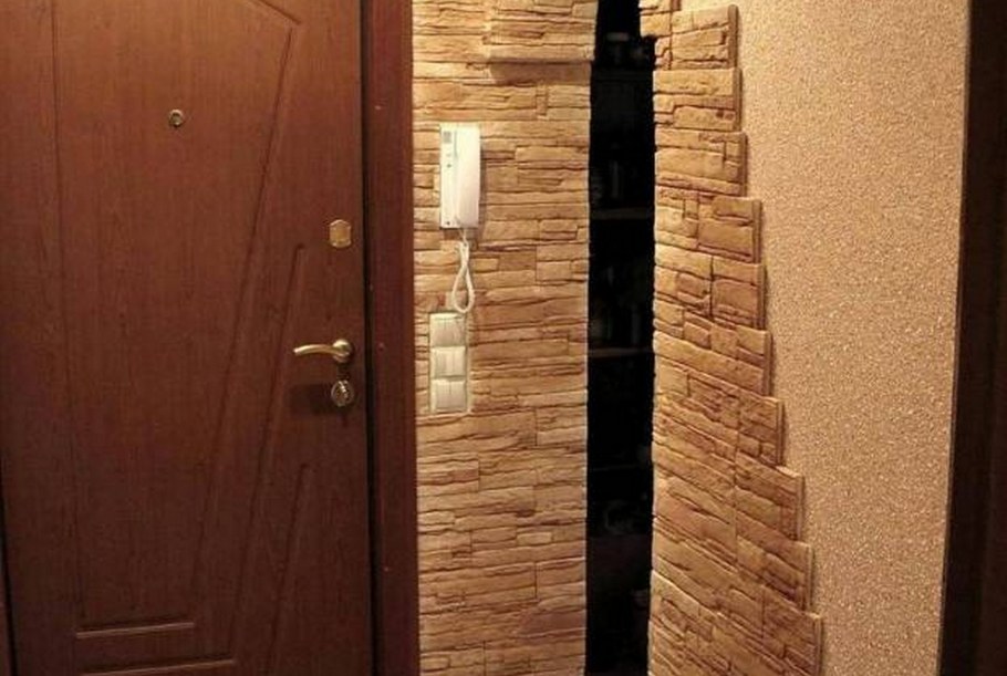 Отделка стен декоративным камнем в прихожей в хрущевке