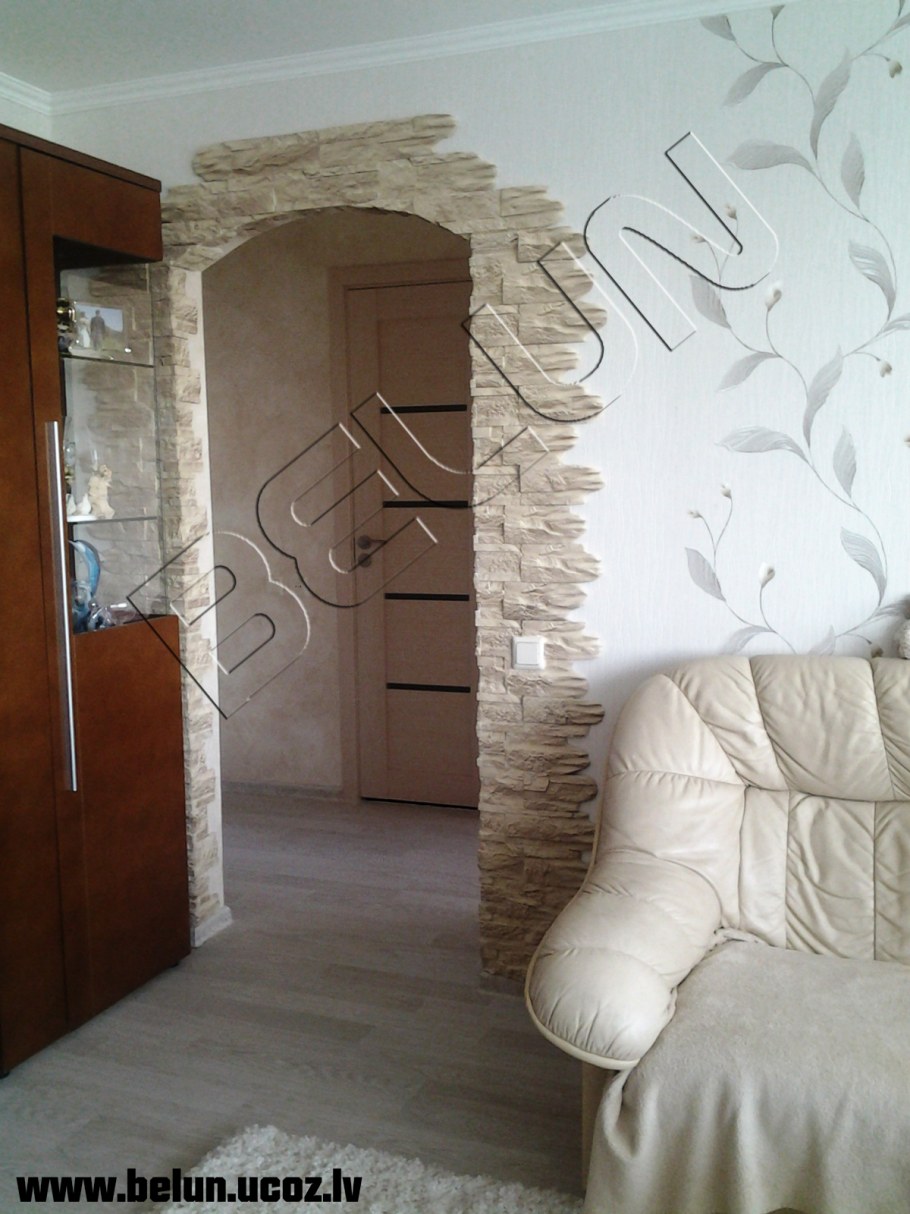 Арки из декоративного камня в зале