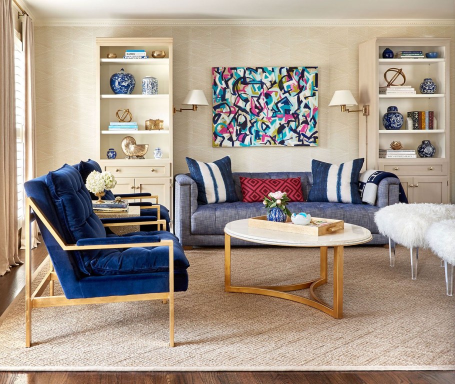 Интерьер гостиной в стиле Фьюжн с бежевым диваном