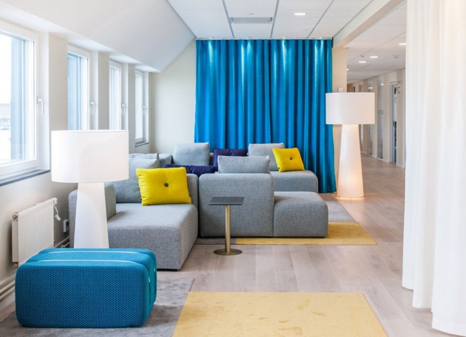 Светлая гостиная с яркими акцентами