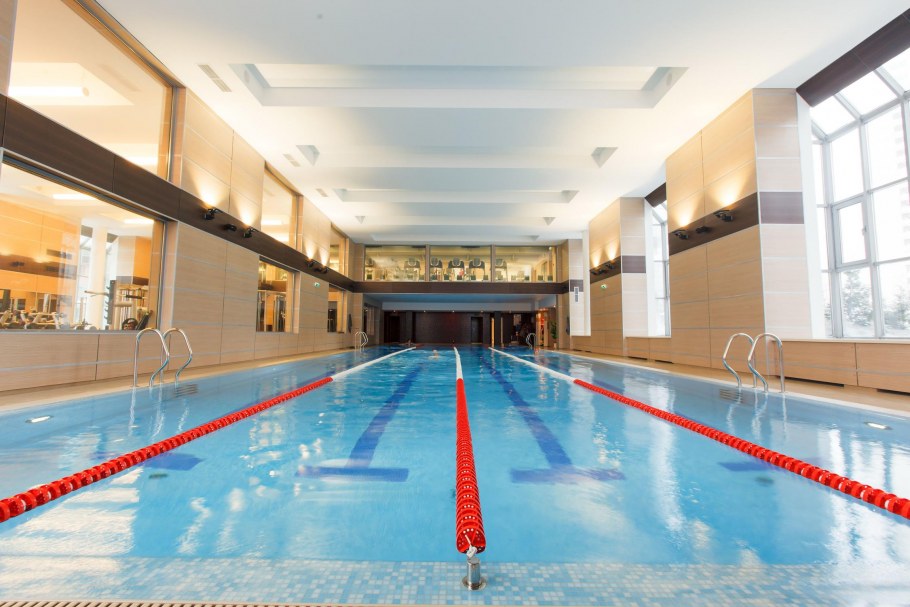 Тренажерный зал в фиолетовых тонах