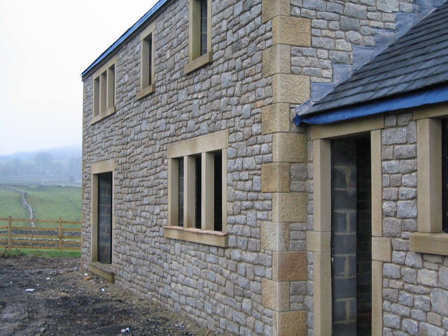 Дом из известнякового камня