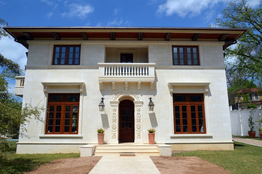 Дом из известнякового камня