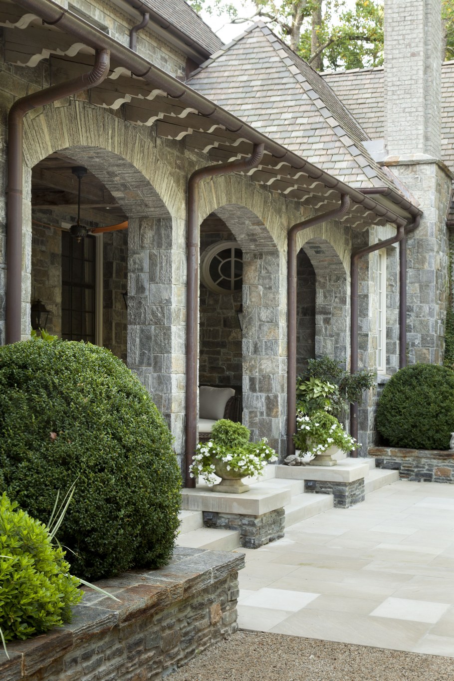 Здания из известняка