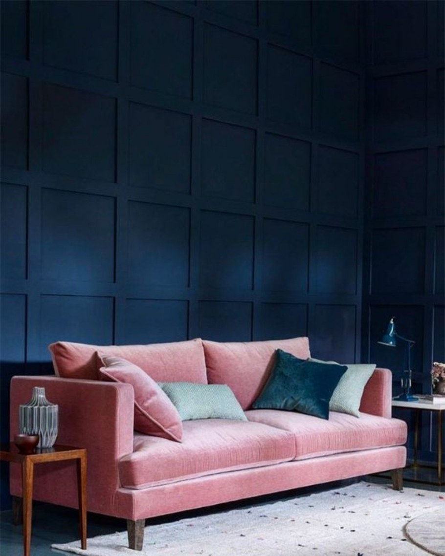 Розовый диван