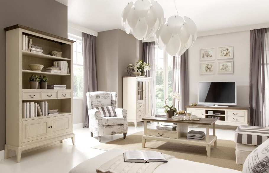 Классическая спальня в светлых тонах