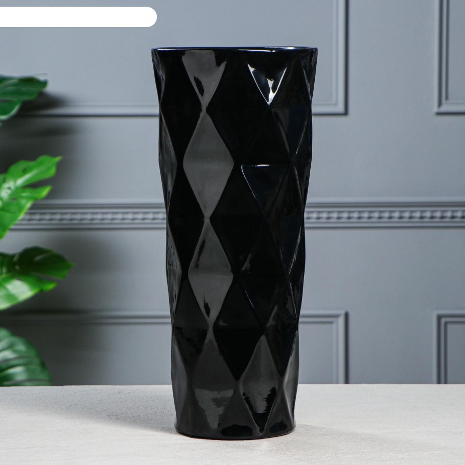Черная напольная ваза