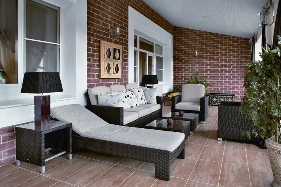 Терраса к кирпичному дому