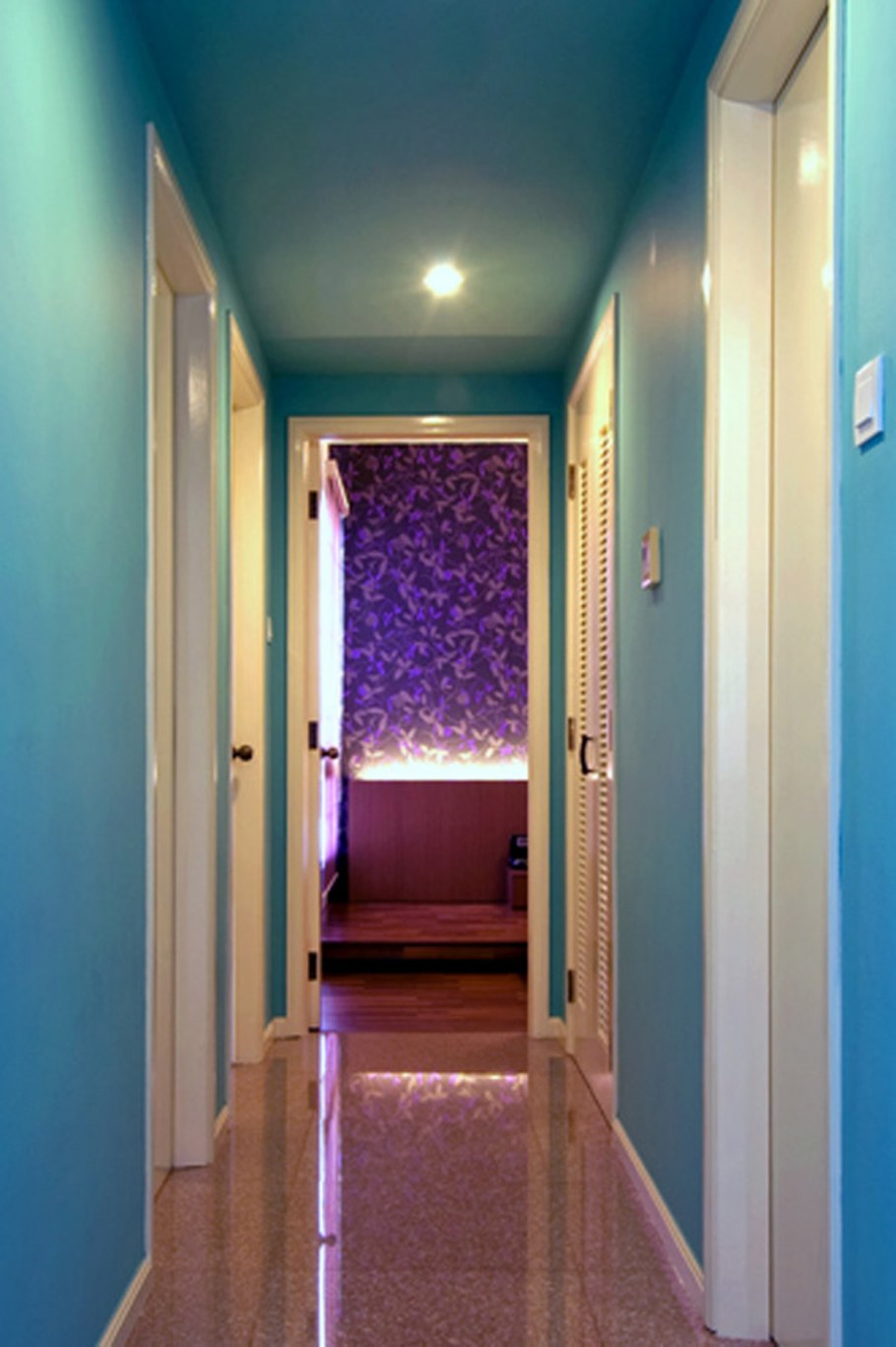 Бирюзовый узкий коридор