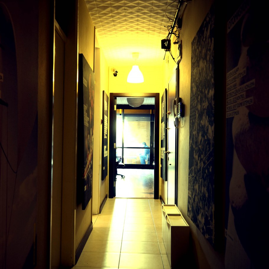 Потолок в узком коридоре