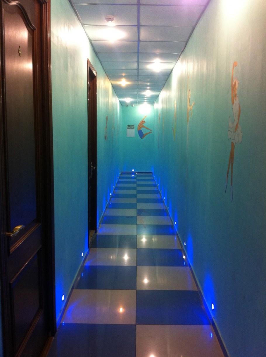 Цветная лампа в коридоре