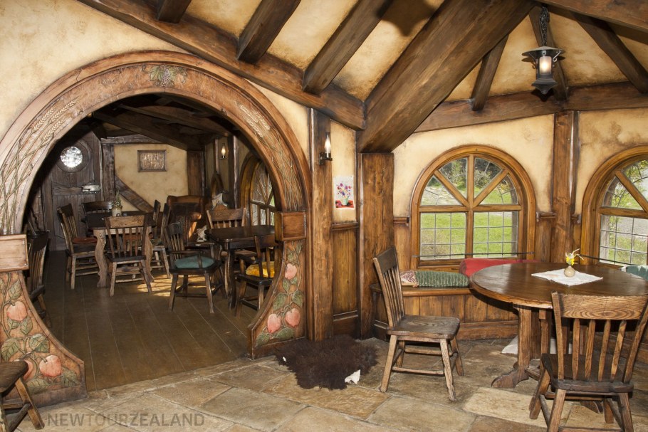 «The Hobbit House» («дом хоббитов»)