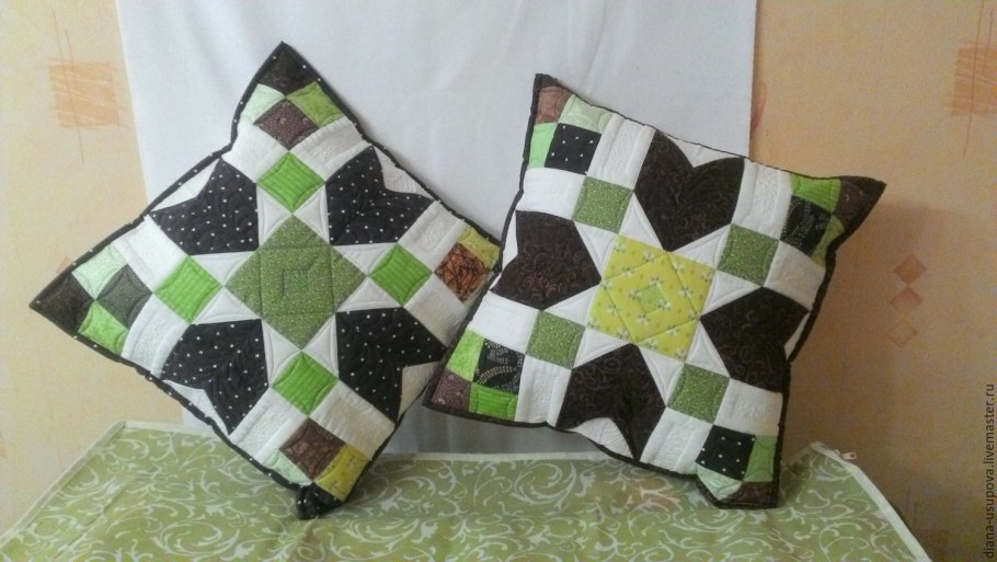 Лоскутные двухцветные подушки