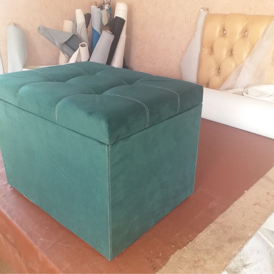 Зеленый пуфик из дерева в интерьере