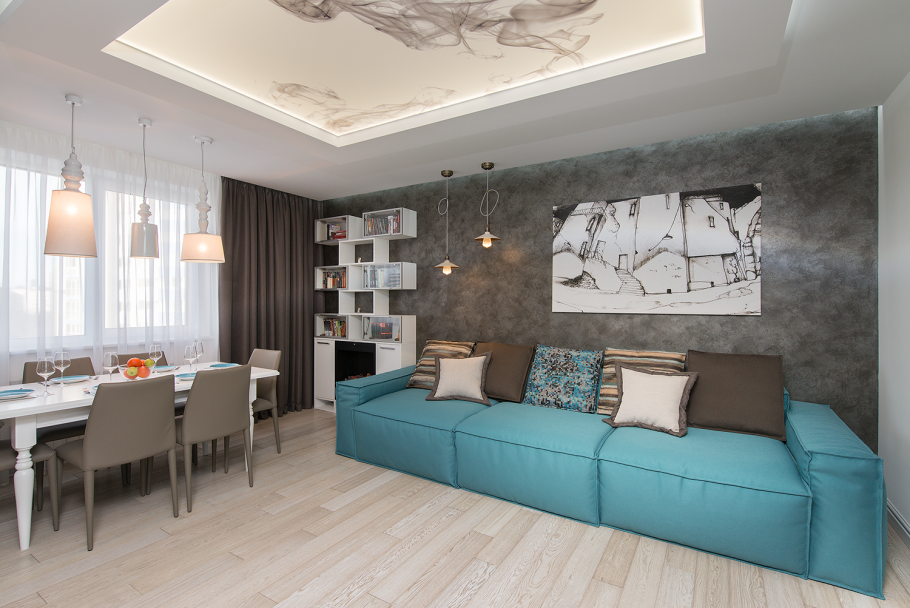 Интерьер с бирюзовым диваном