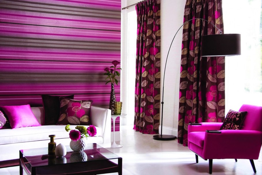 Шторы ягодного цвета в интерьере гостиной