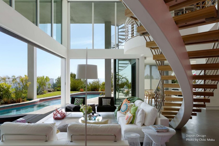 Дом с большими панорамными окнами