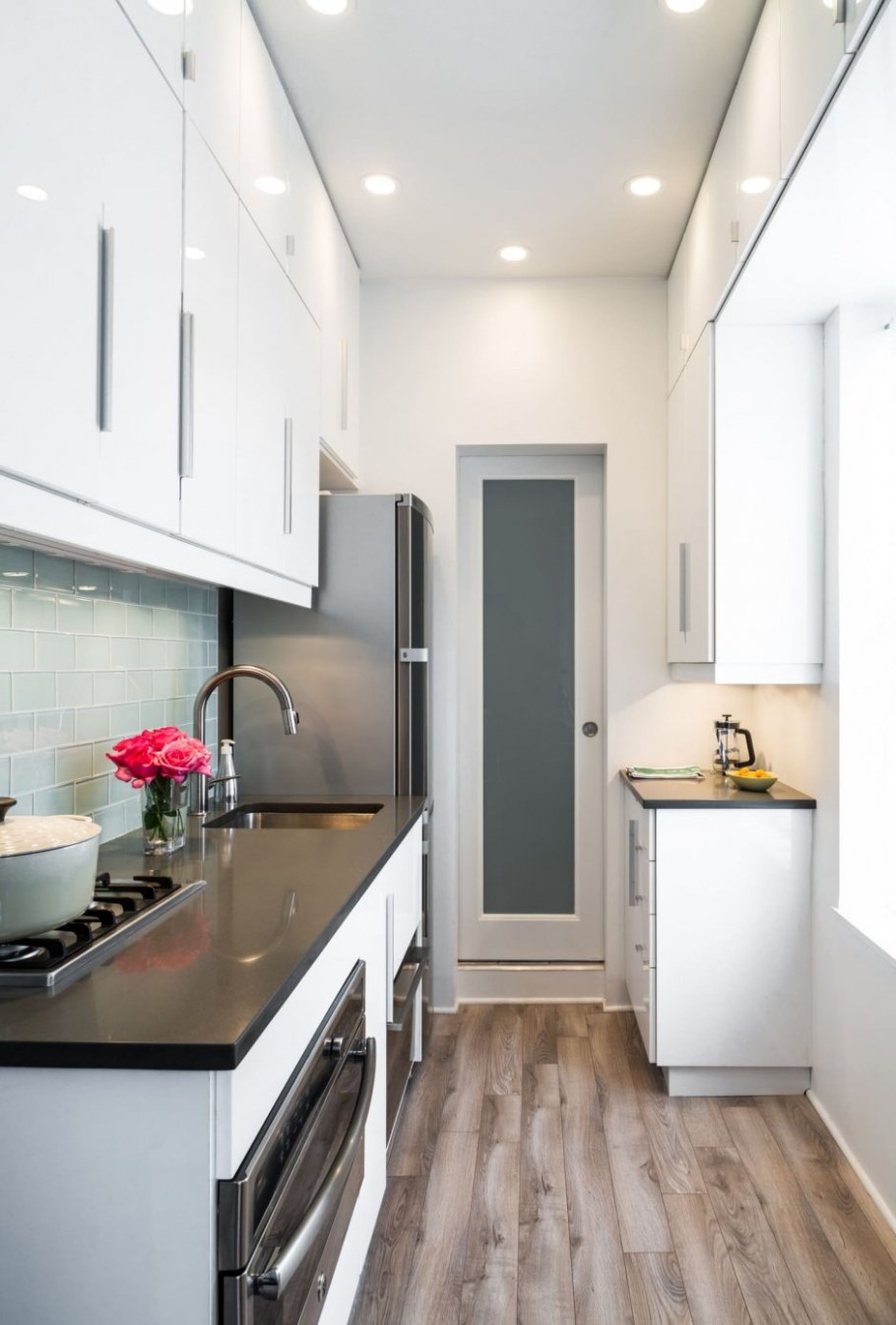 Интерьер узкой кухни