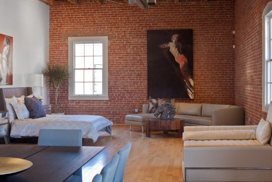 Кирпич в интерьере гостиной
