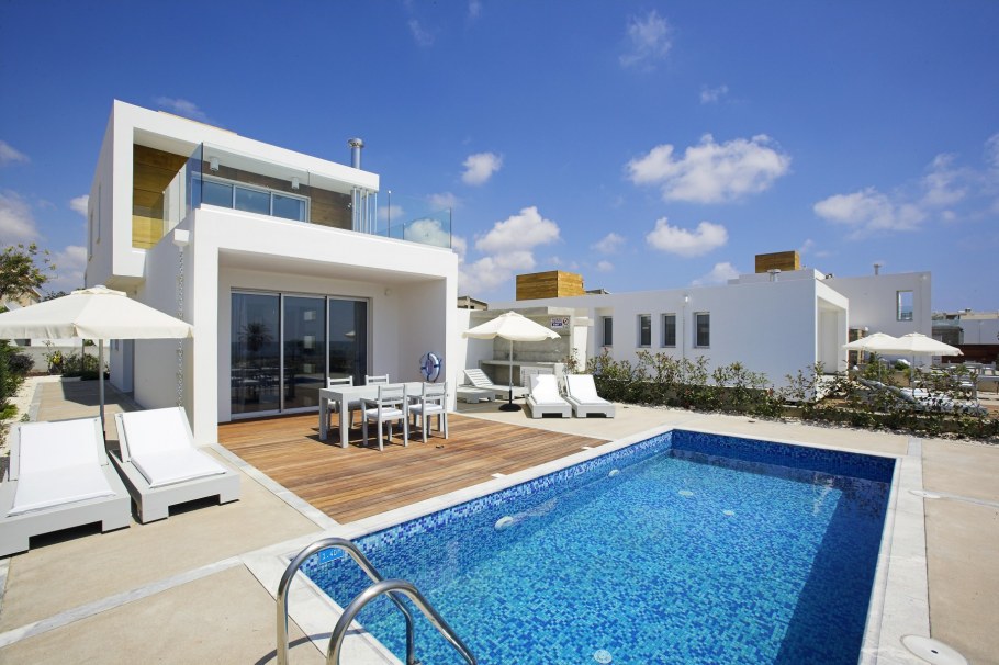 Вилла на Кипре на берегу моря