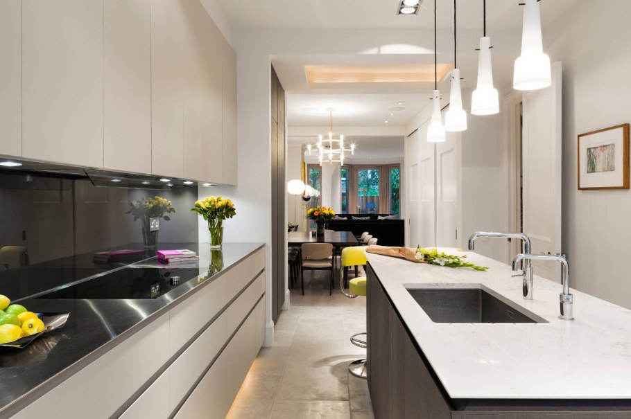 Параллельная кухня с островом