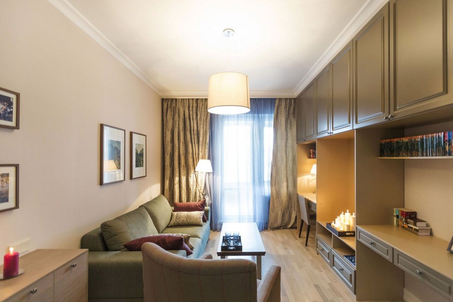 Интерьер длинной гостиной