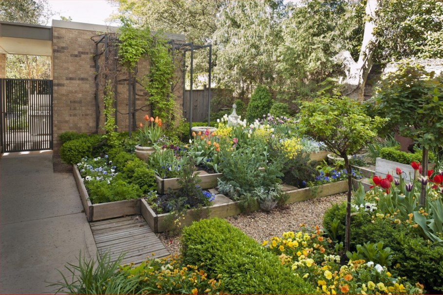 Необычные деревянные грядки