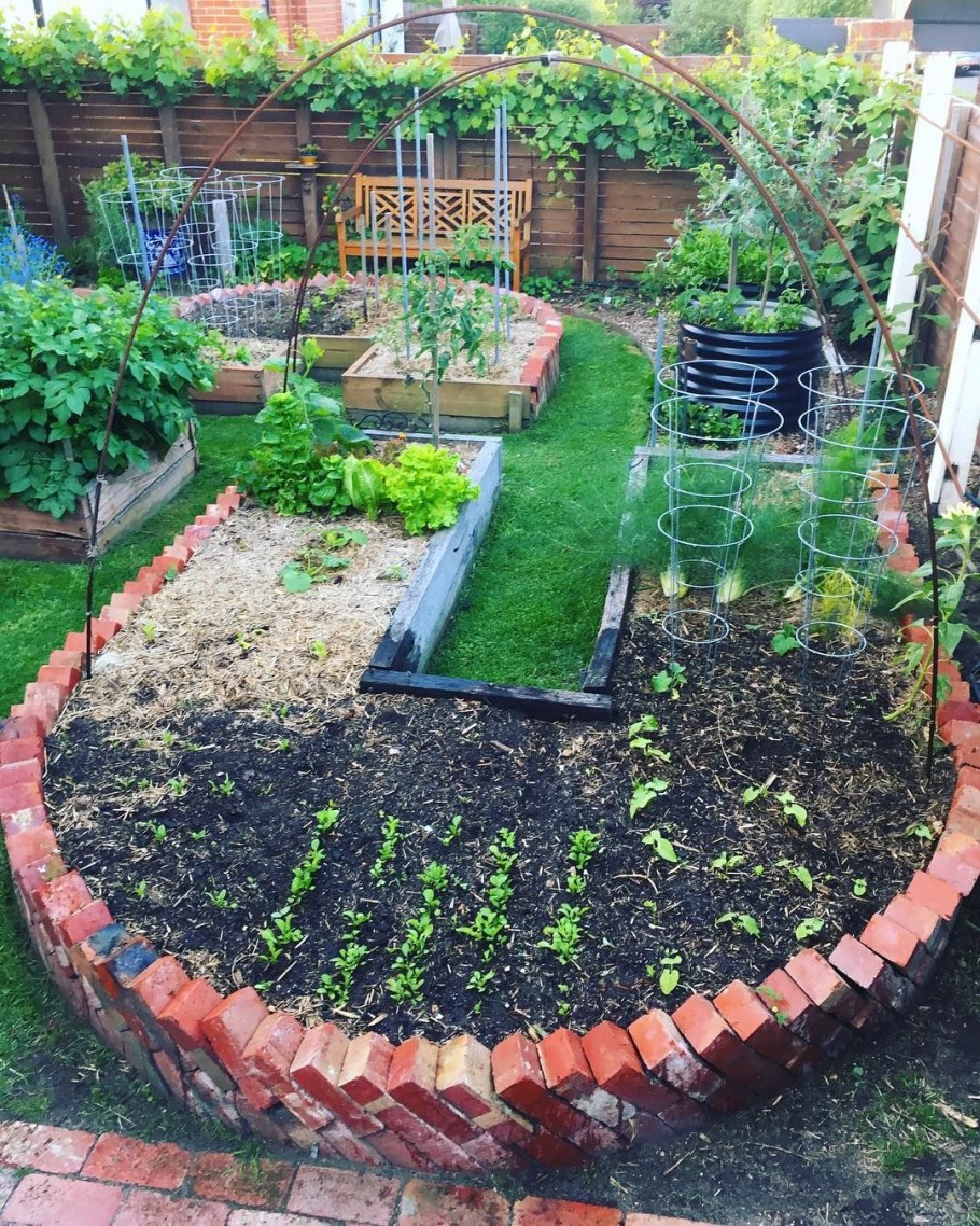 Клумбы на даче