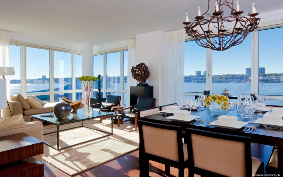 Гостиная с панорамными окнами , большим столом