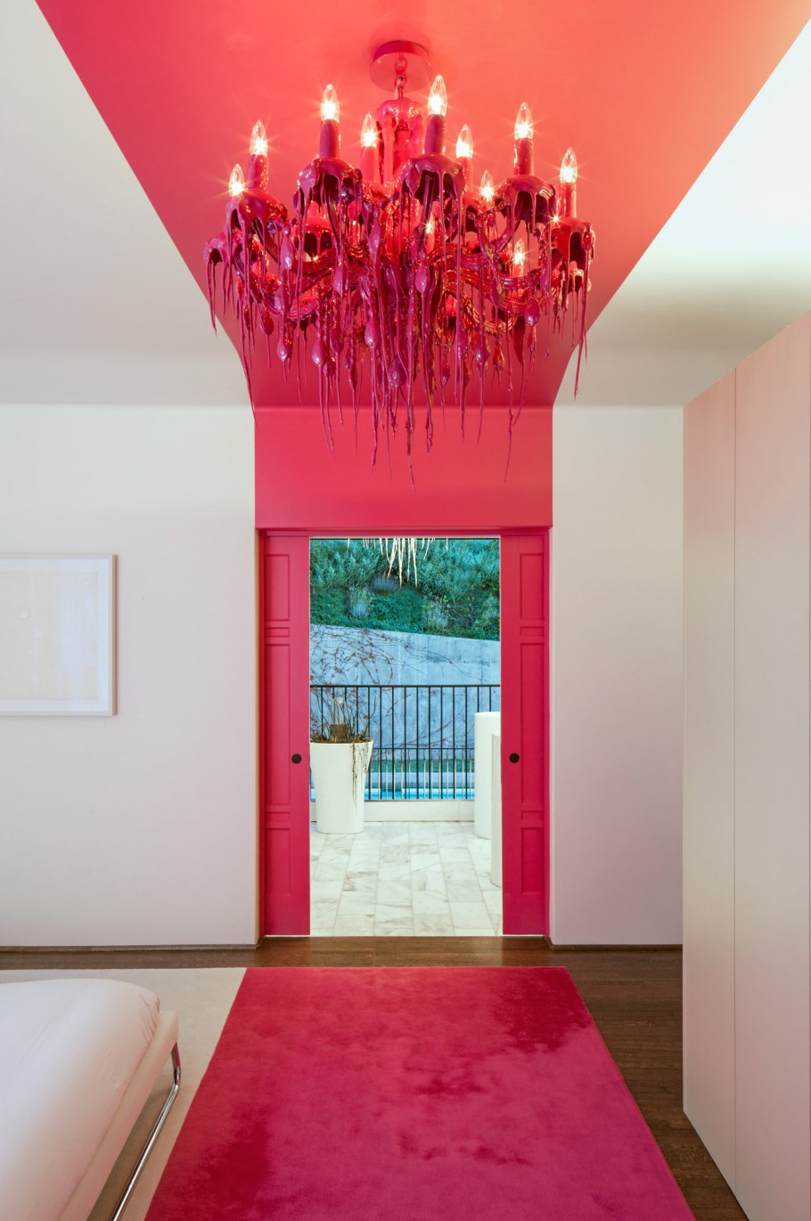 Разноцветный потолок в интерьере