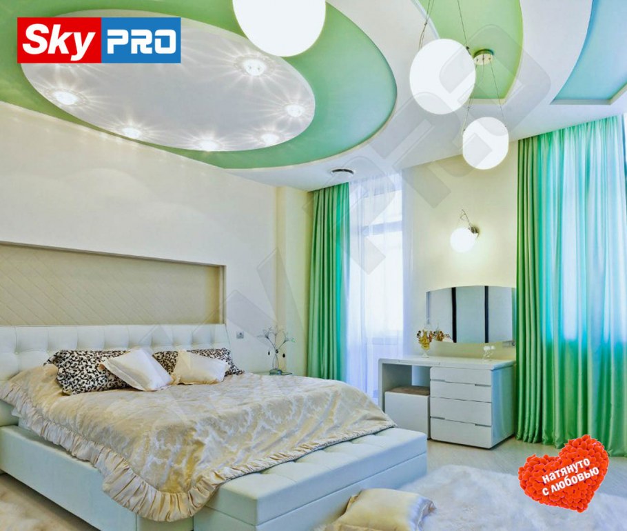 Зелёный потолок в спальне