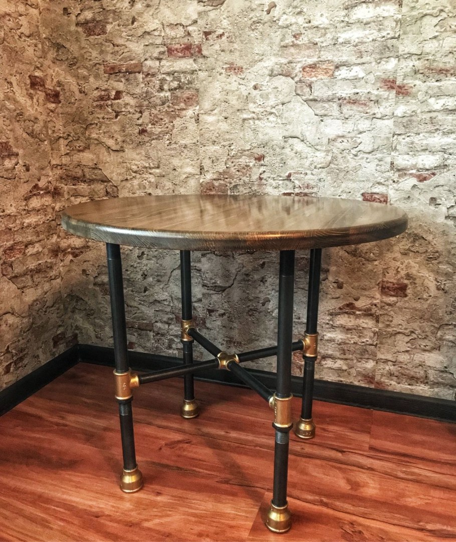 Лофт умывальник из водопроводных труб слеб