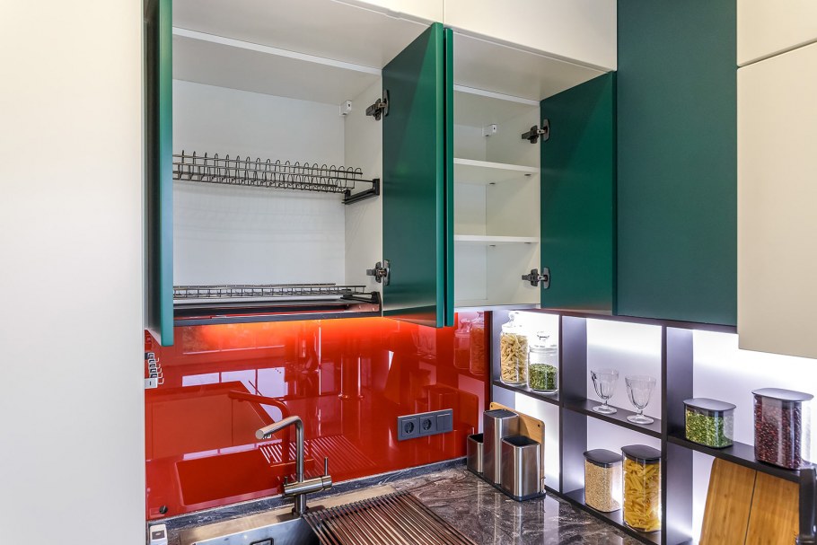 Кухня с разноцветными фасадами
