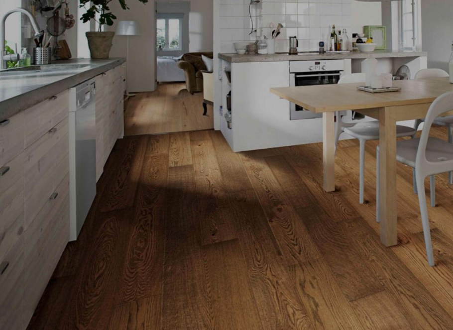 Кухня с паркетом на полу