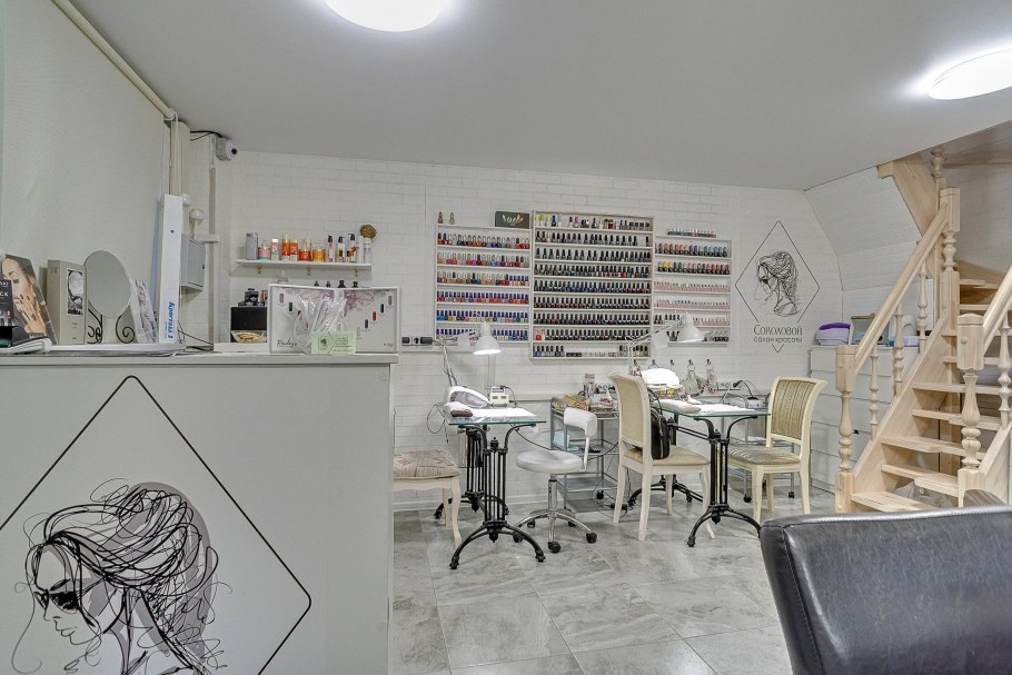 Белый интерьер салона