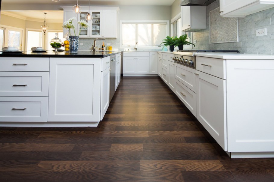 Стильная черная кухня