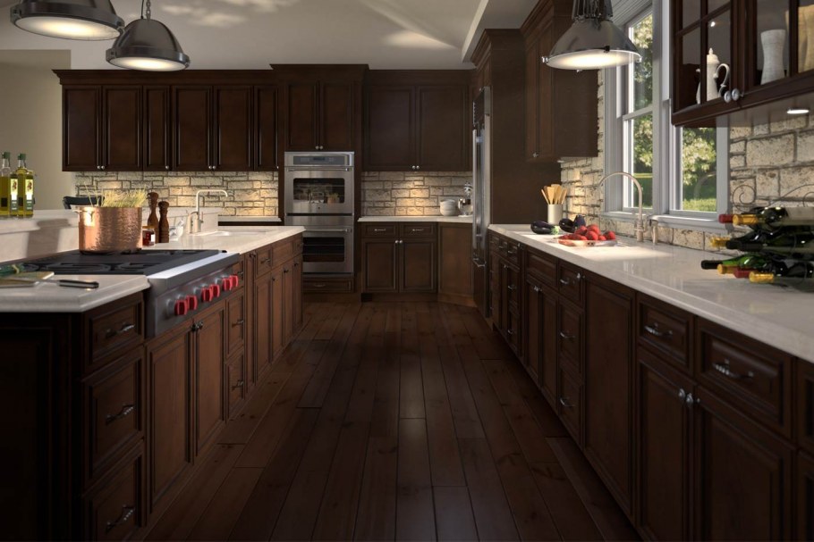 Интерьер кухни с темным полом