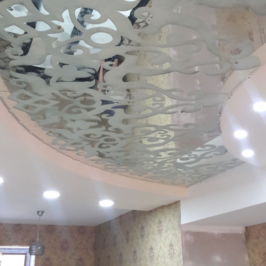 Зеркальный натяжной потолок с рисунком