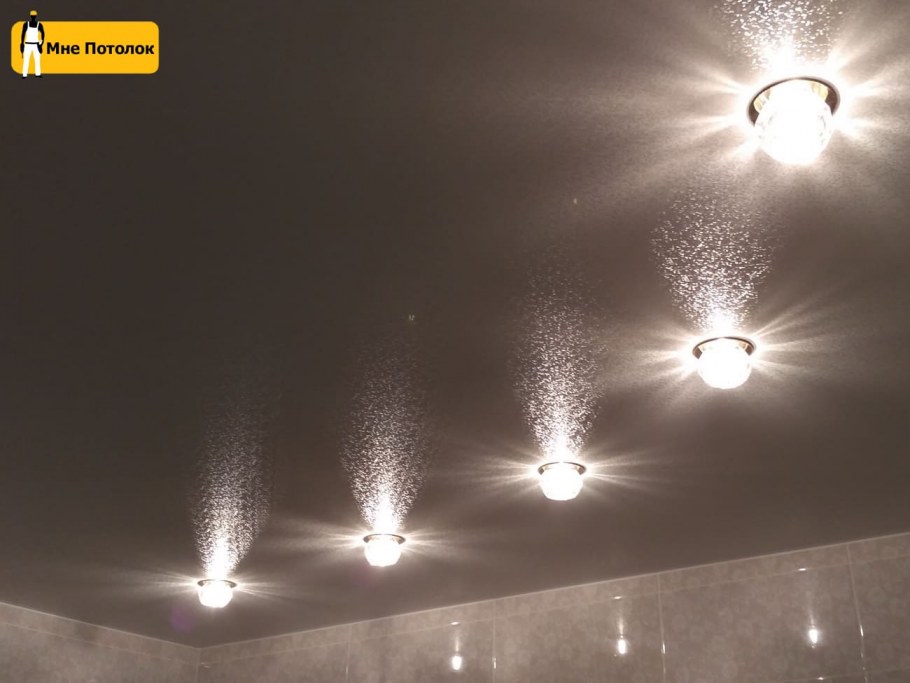 Серебристый натяжной потолок