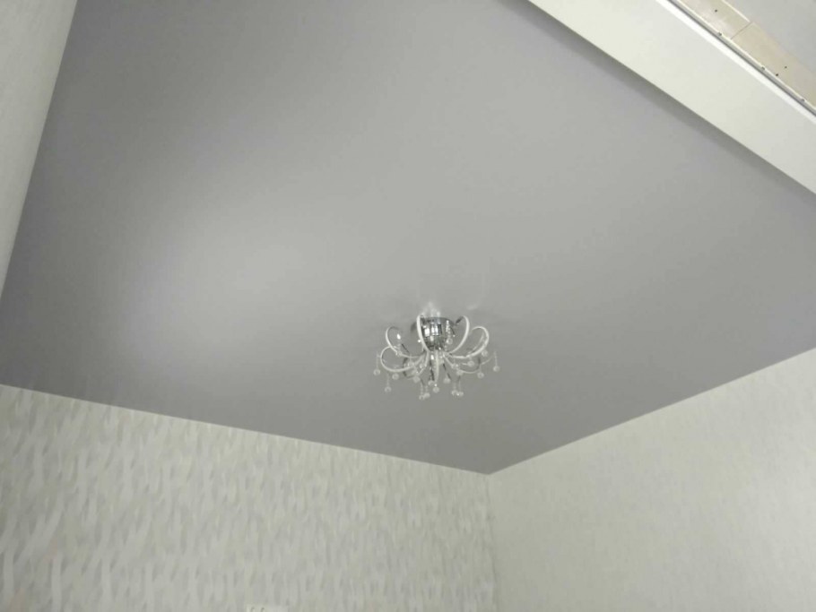 Серый натяжной потолок