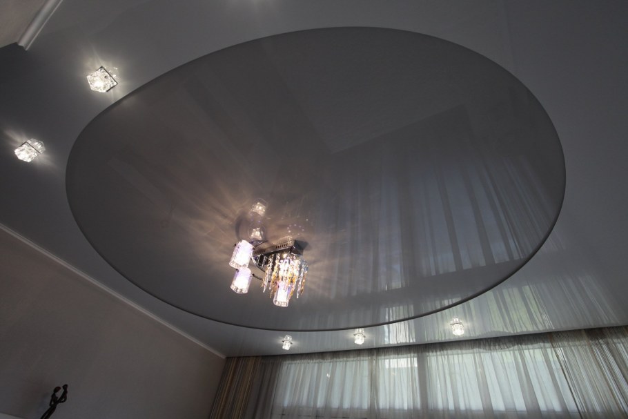 Серый натяжной потолок