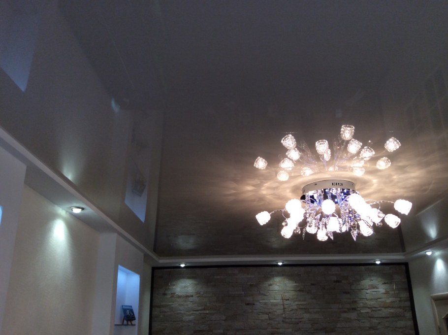 Серебристый натяжной потолок