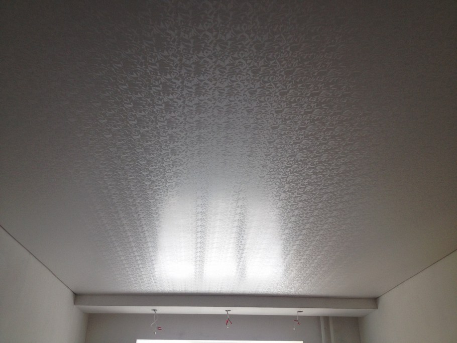 Фактурный потолок серого цвета