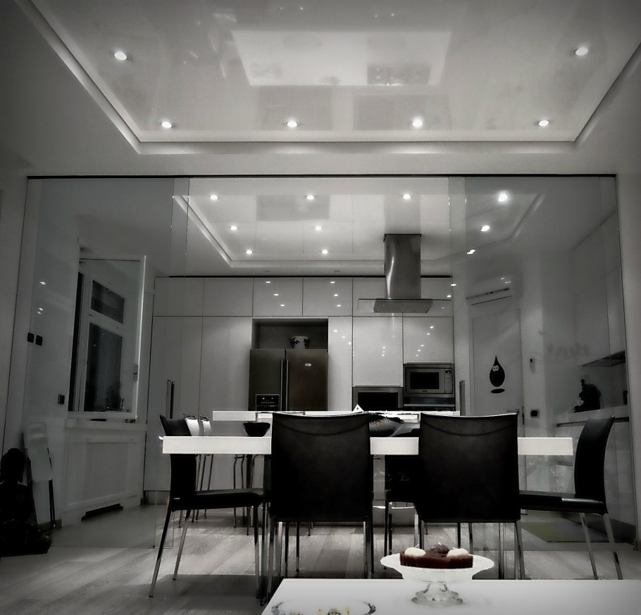 Серый глянцевый потолок