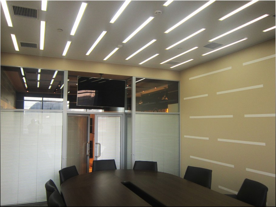Потолочное освещение в офисе