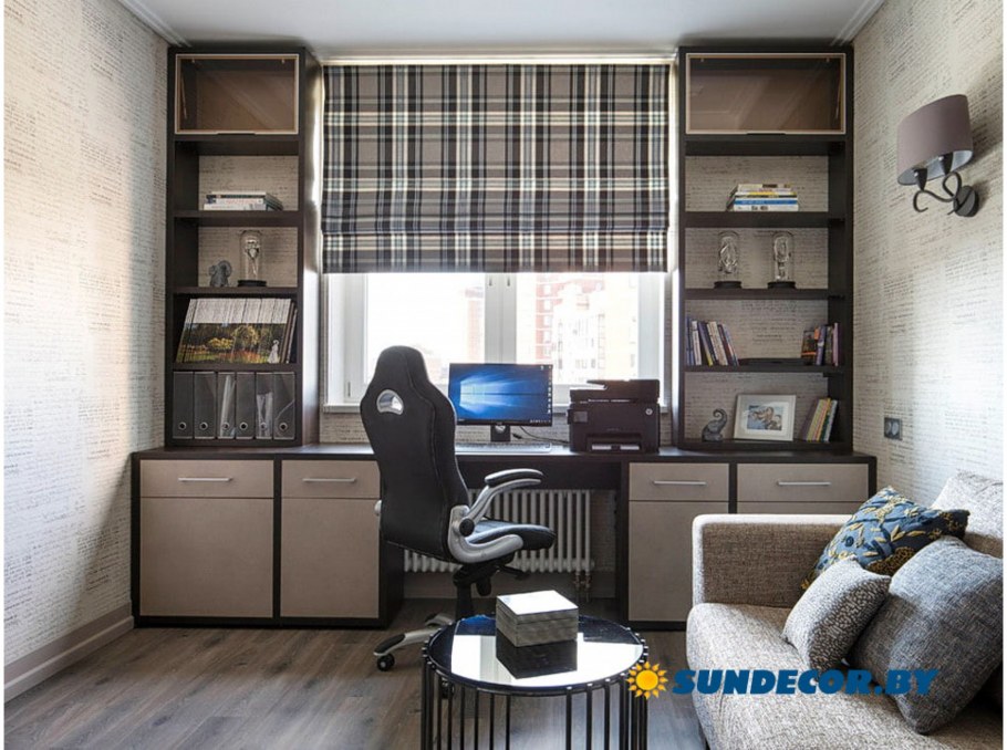 Мебель вокруг окна в комнате подростка
