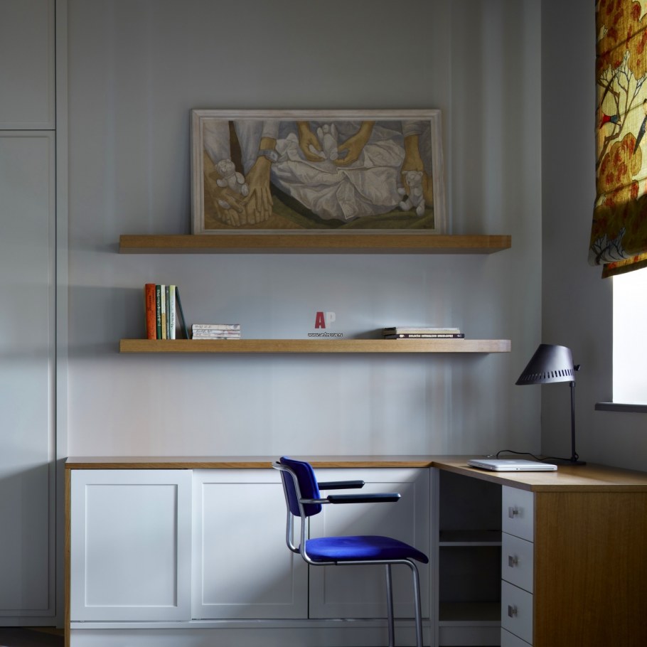 Письменный стол в интерьере комнаты