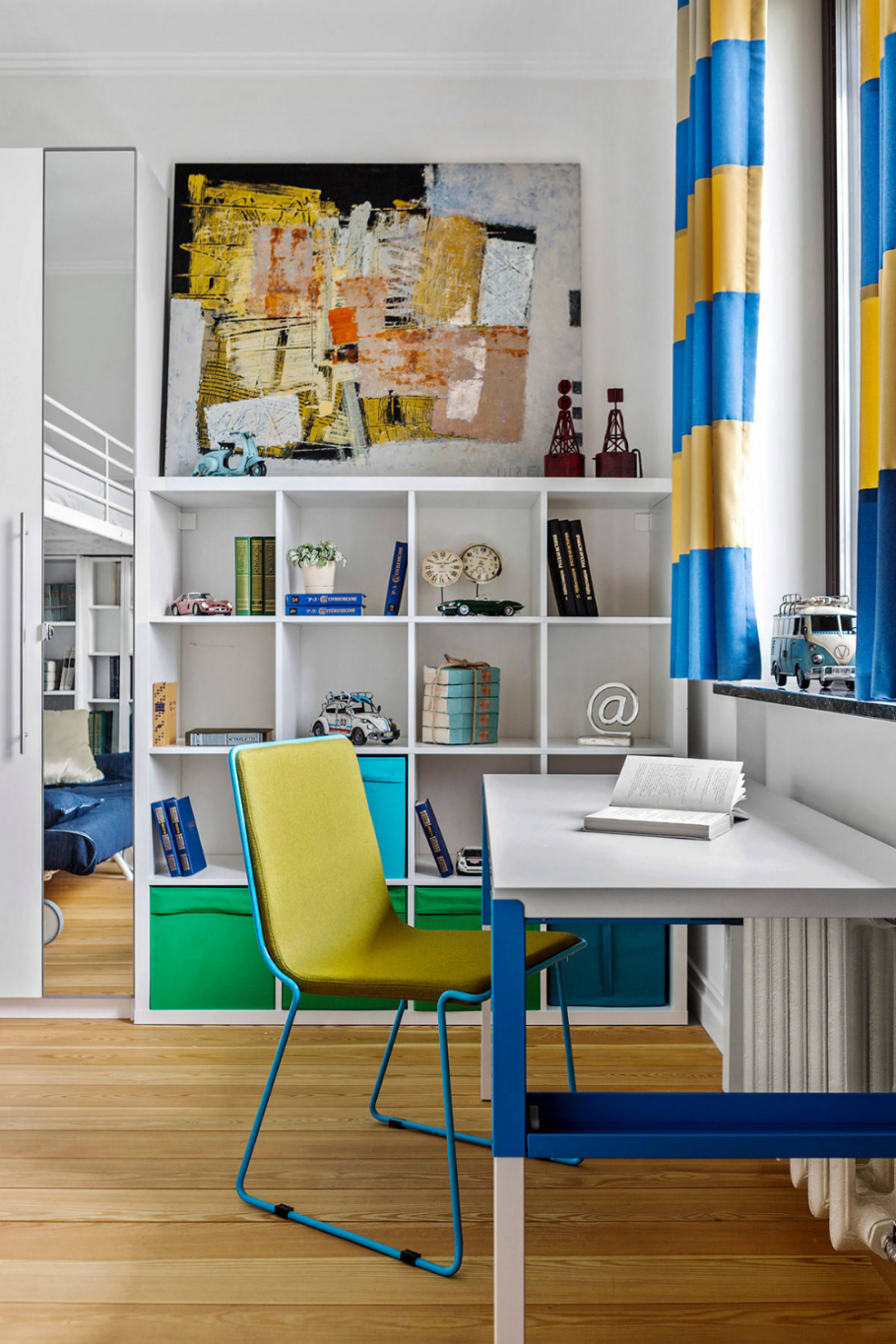 Стеллаж в комнату подростка