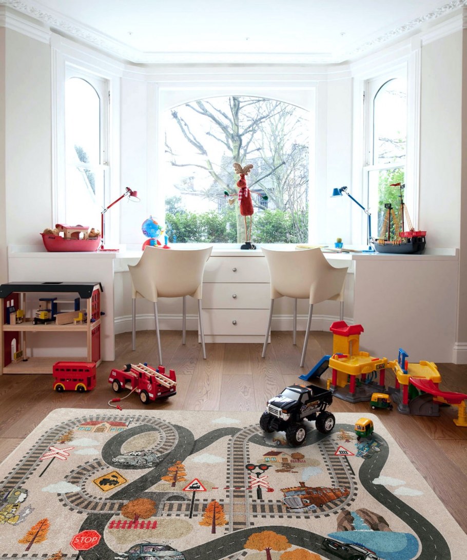 Гостиная с камином и креслами